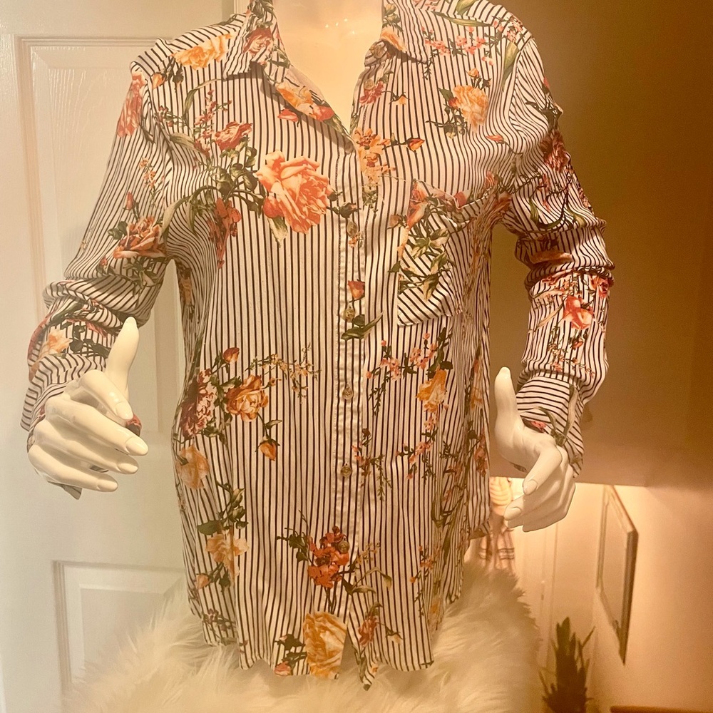 Beautiful button down long sleeve shirt. ❤️